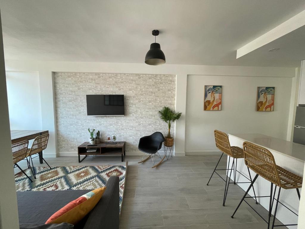 Televízia a/alebo spoločenská miestnosť v ubytovaní LUMINOSO APARTAMENTO RECIÉN REFORMADO