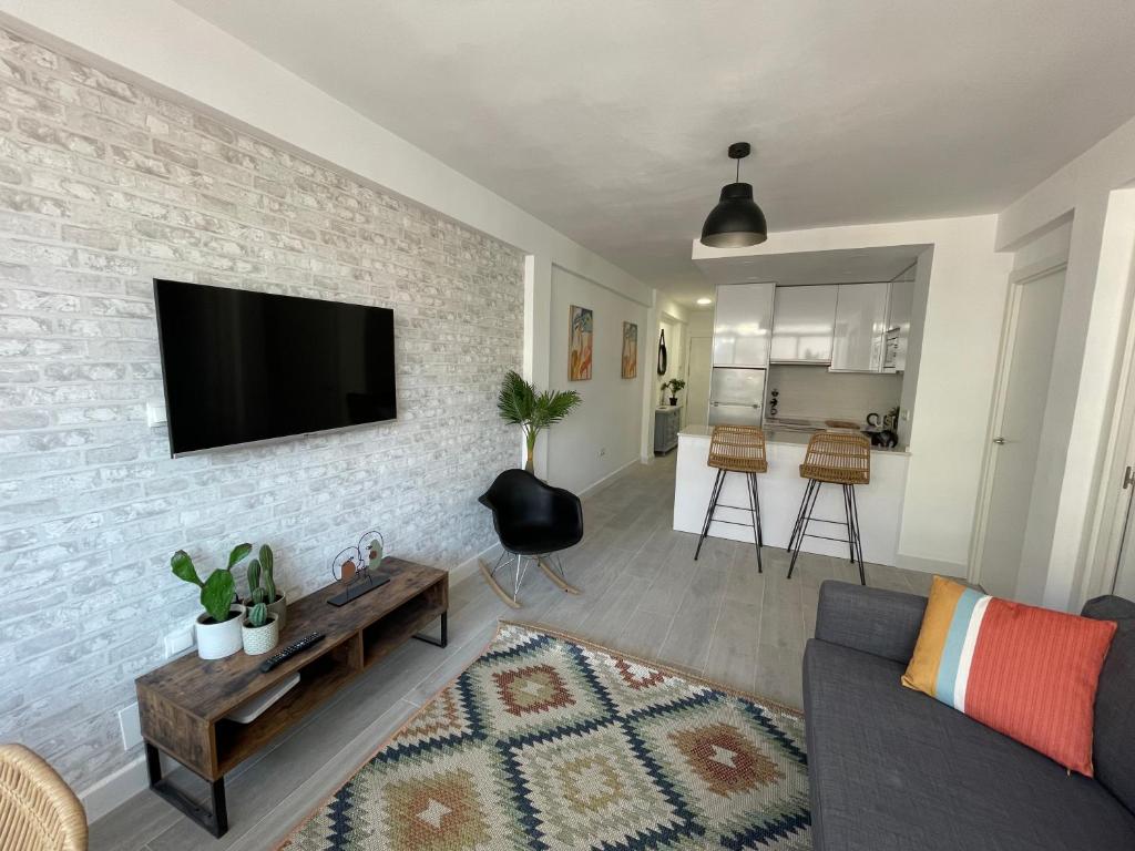 Televízia a/alebo spoločenská miestnosť v ubytovaní LUMINOSO APARTAMENTO RECIÉN REFORMADO