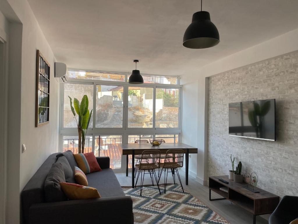 Televízia a/alebo spoločenská miestnosť v ubytovaní LUMINOSO APARTAMENTO RECIÉN REFORMADO