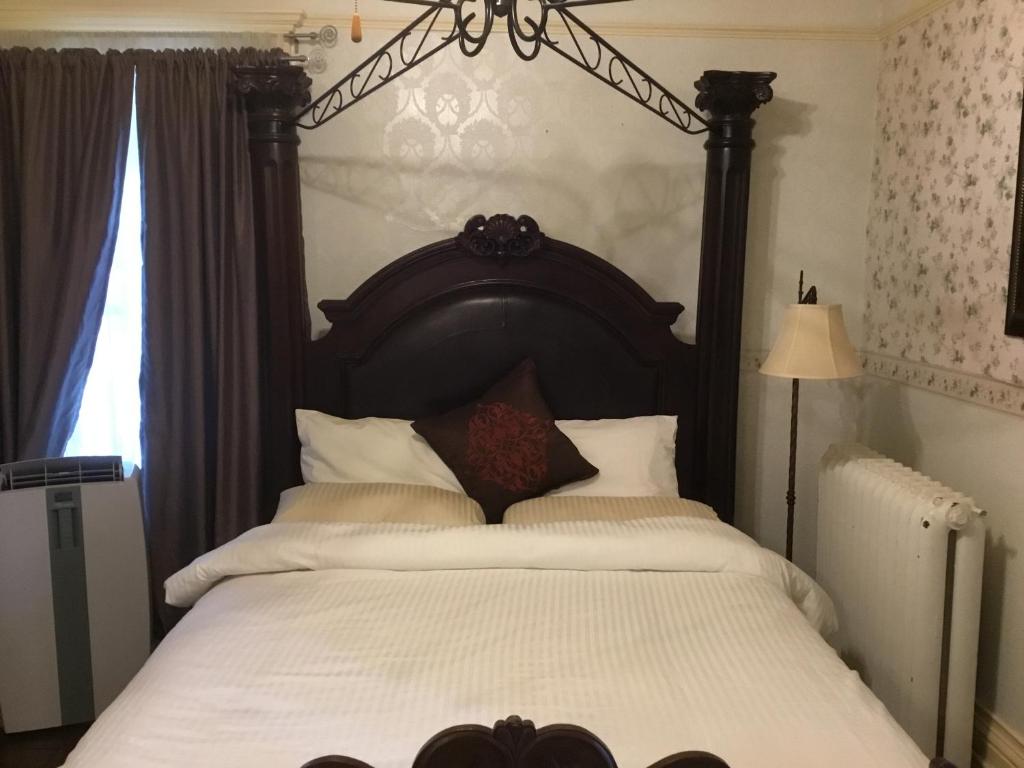Una cama o camas en una habitación de Marmora and Lake Inn and Victorian Diner