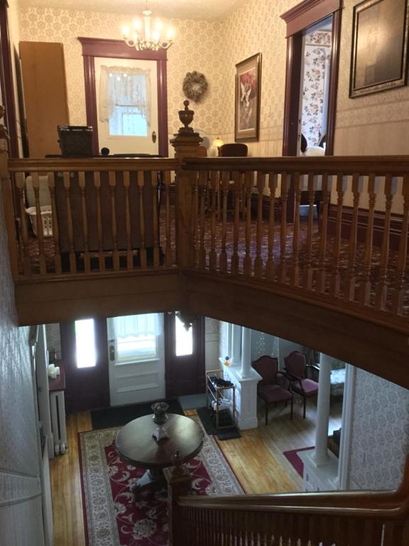 Un lugar para sentarse en Marmora and Lake Inn and Victorian Diner