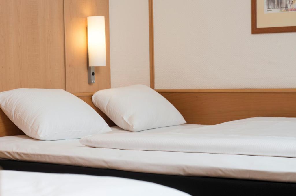 Ένα ή περισσότερα κρεβάτια σε δωμάτιο στο ibis Hotel Eisenach