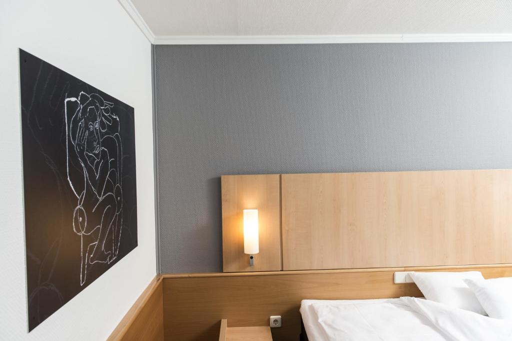 Ένα ή περισσότερα κρεβάτια σε δωμάτιο στο ibis Hotel Eisenach