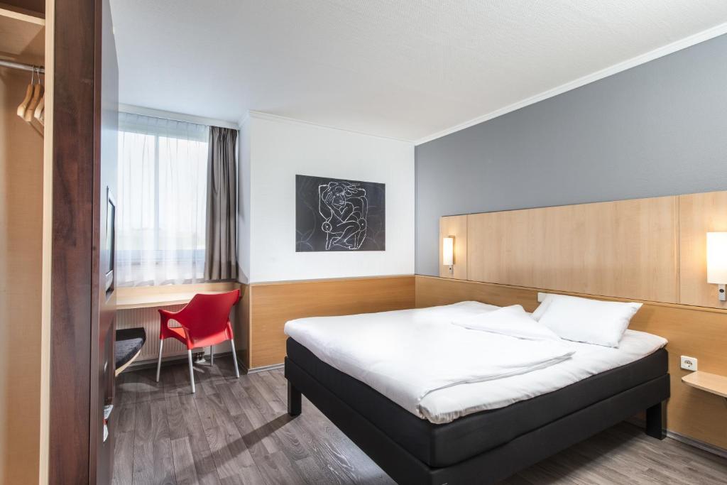 Ένα ή περισσότερα κρεβάτια σε δωμάτιο στο ibis Hotel Eisenach