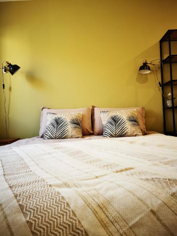 Posteľ alebo postele v izbe v ubytovaní Jacuzzi Terrasse 86 - Terrasse & Climatisation - 4 personnes - BnB Epernay