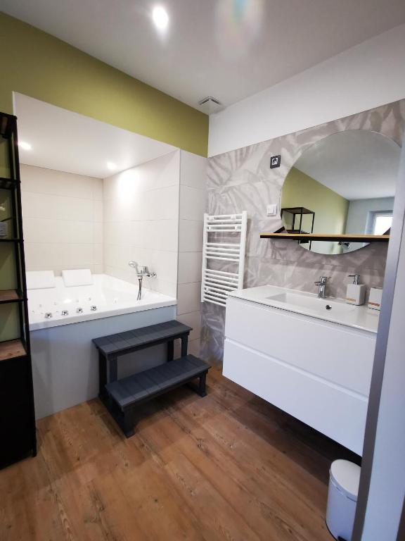Kúpeľňa v ubytovaní Jacuzzi Terrasse 86 - Terrasse & Climatisation - 4 personnes - BnB Epernay