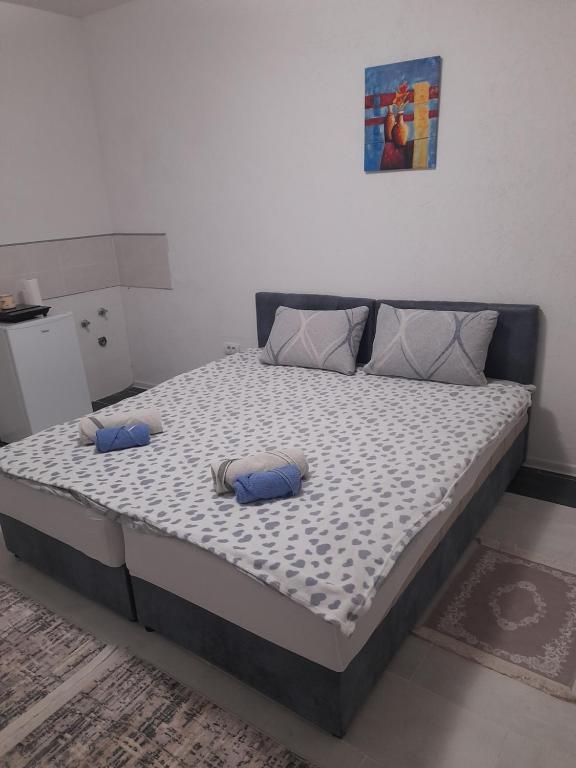 Postel nebo postele na pokoji v ubytování Apartmani Pejovic