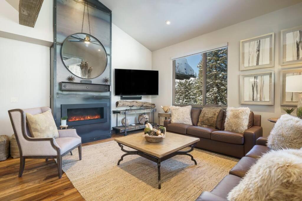 Tranquil Luxury by the River Private Hot Tub, Next to the Blue River