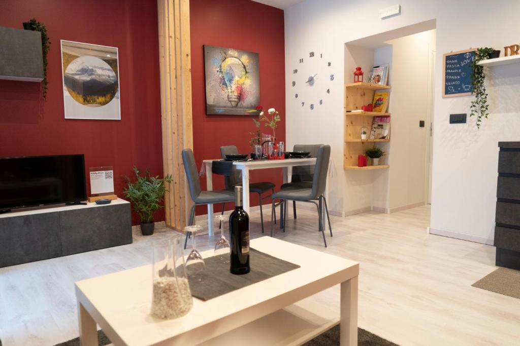 salon ze stołem i butelką wina w obiekcie HolidayDream Catania w Katanii