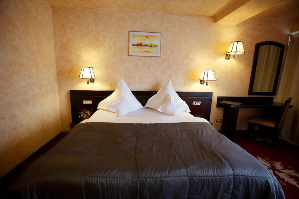 Una cama o camas en una habitación de Hotel Delta 4