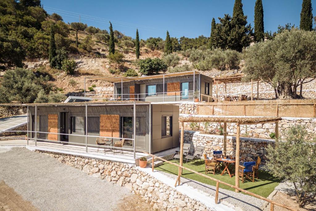 ein Haus an der Seite eines Hügels in der Unterkunft Blue Garden Samos Apartments in Samos