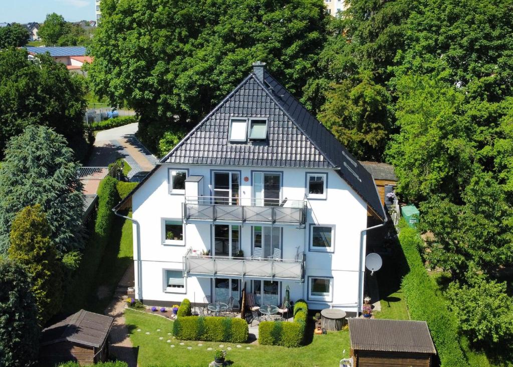 una vista aérea de una casa blanca con techo negro en Ferienwohnungen Burmeister, en Sassnitz