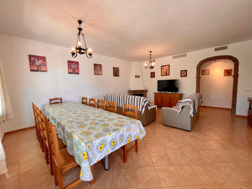 Televízia a/alebo spoločenská miestnosť v ubytovaní FINCA EL ALMENDRO