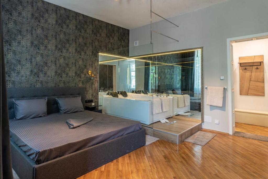 ein Schlafzimmer mit großem Bett und Badewanne in der Unterkunft Luxury Vitosha Apartment in Sofia