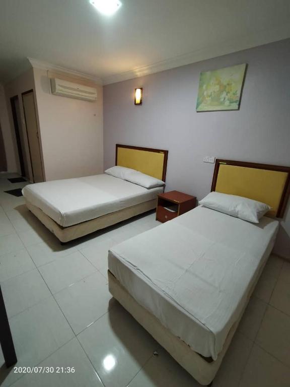 Postel nebo postele na pokoji v ubytování TAMIM SUITE GROUP HOTEL Dungun
