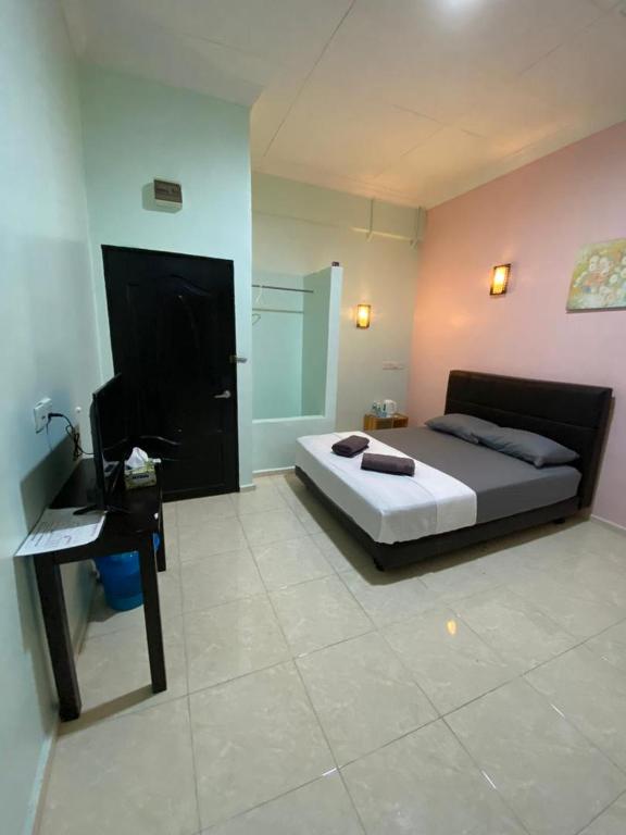 Postel nebo postele na pokoji v ubytování TAMIM SUITE GROUP HOTEL Dungun