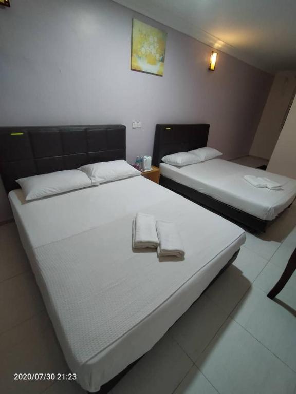 Postel nebo postele na pokoji v ubytování TAMIM SUITE GROUP HOTEL Dungun