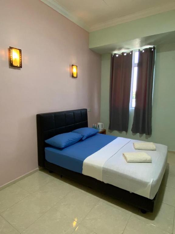 Postel nebo postele na pokoji v ubytování TAMIM SUITE GROUP HOTEL Dungun