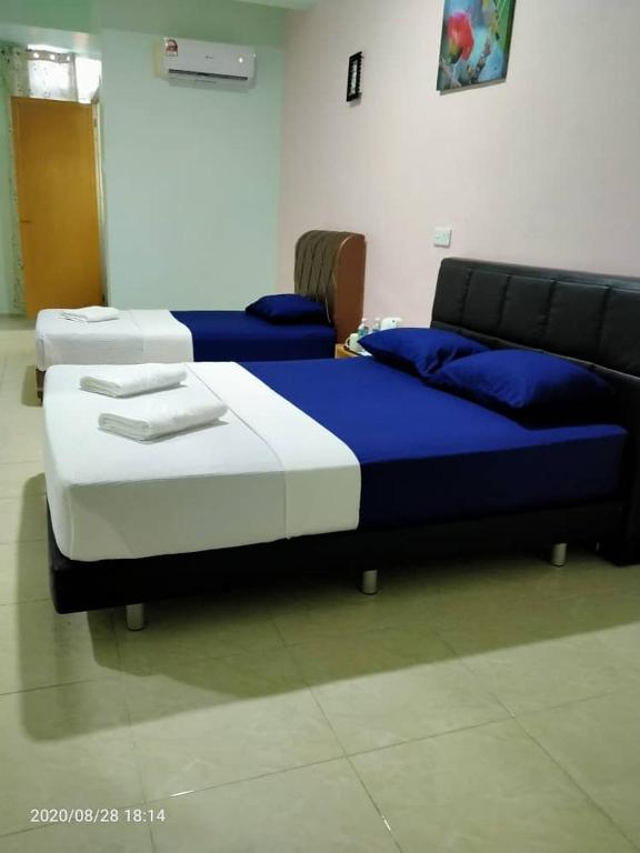 Postel nebo postele na pokoji v ubytování TAMIM SUITE GROUP HOTEL Dungun