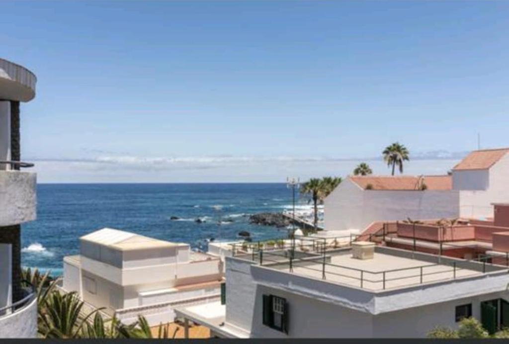 uma vista para o oceano a partir de um edifício em Apartamento en Paraíso San Telmo em Puerto de la Cruz