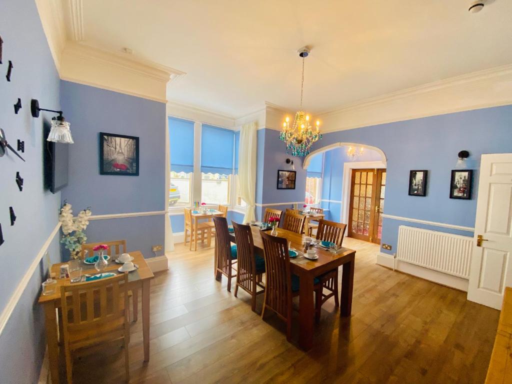 uma sala de jantar e sala de estar com mesa e cadeiras em All Seasons Bed & Breakfast - Adults Only em Weston-super-Mare