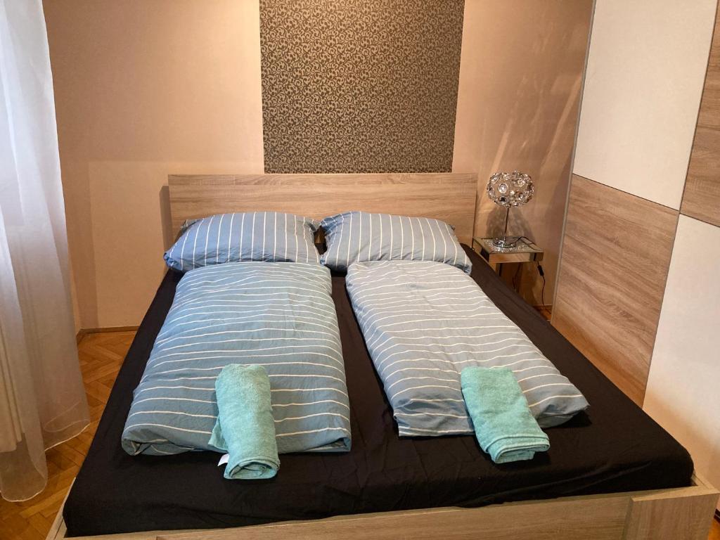 Posteľ alebo postele v izbe v ubytovaní Roland Apartment Downtown - Pozsonyi