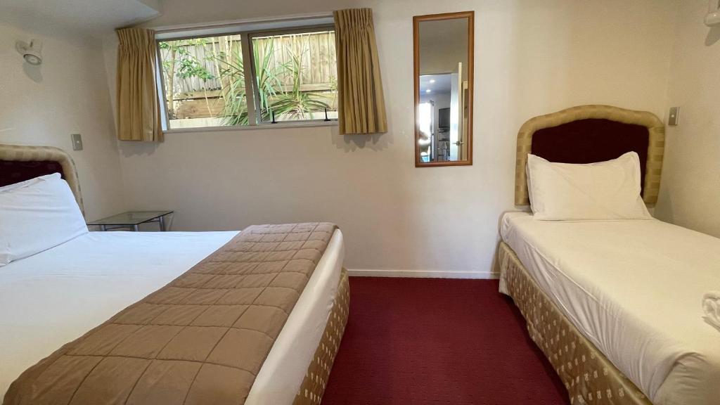 Postel nebo postele na pokoji v ubytování Chantillys Motor Lodge