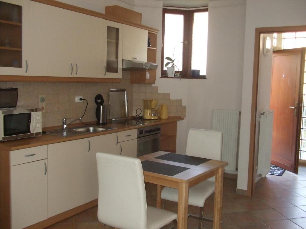 Kuchyňa alebo kuchynka v ubytovaní Feng Shui Wellness Apartmanház Hévíz