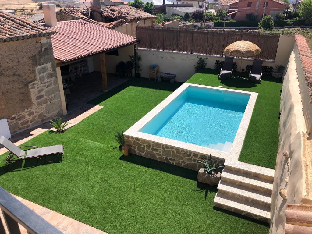 Vista de la piscina de Casa Rural LA BRETONA o alrededores