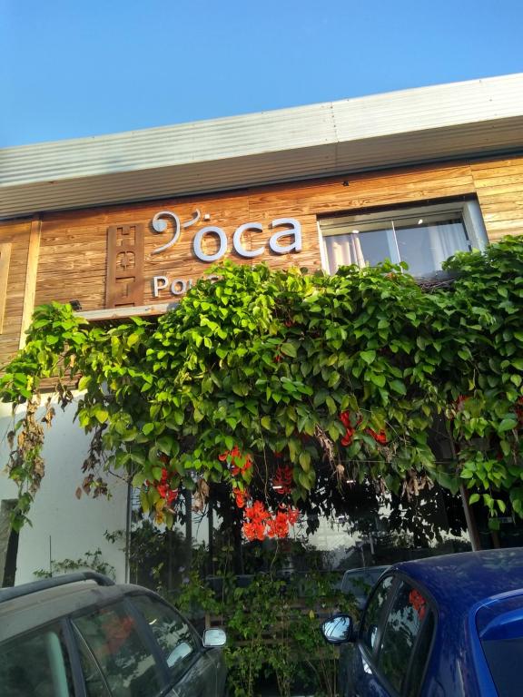 uma placa na frente de uma pizzaria em Hotel e pousada oca em Holambra