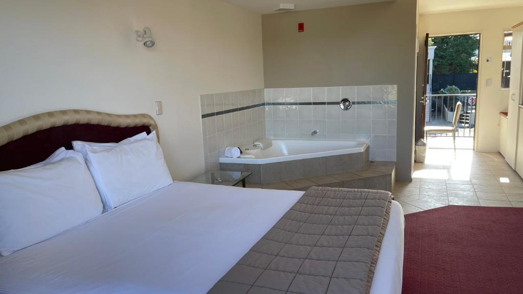 Postel nebo postele na pokoji v ubytování Chantillys Motor Lodge