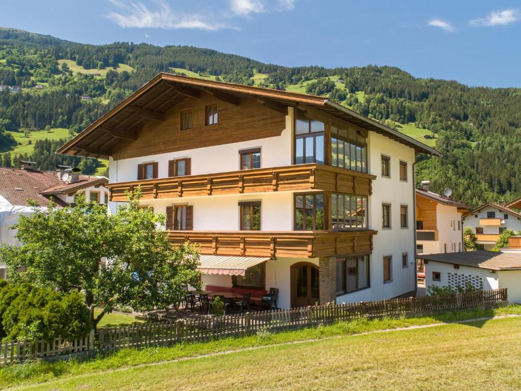 ein Haus auf einem Hügel mit einem Baum in der Unterkunft Tiroler Gästehaus in Zell am Ziller