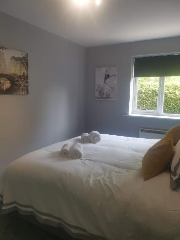 a bedroom with a bed with two towels on it at Green Street Retreat in York