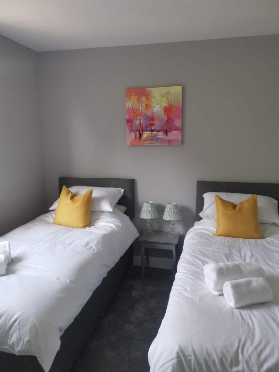 two beds sitting next to each other in a room at Green Street Retreat in York