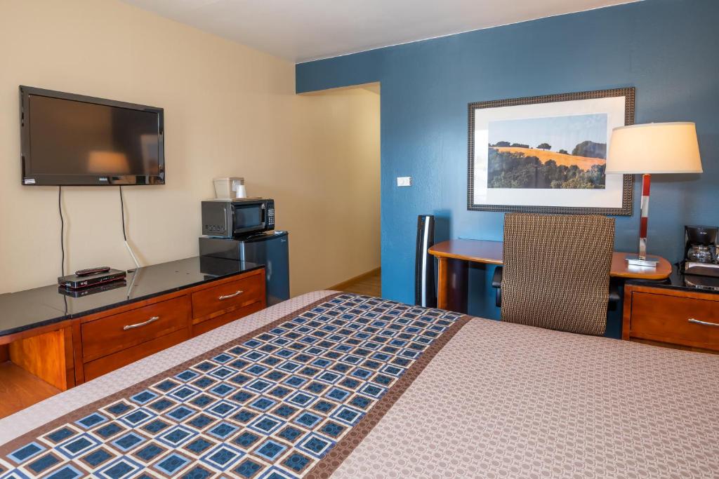 Postel nebo postele na pokoji v ubytování Riviera Inn