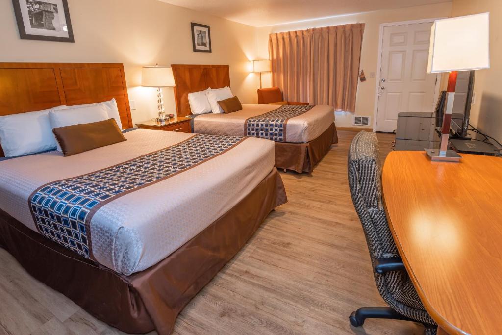 Postel nebo postele na pokoji v ubytování Riviera Inn