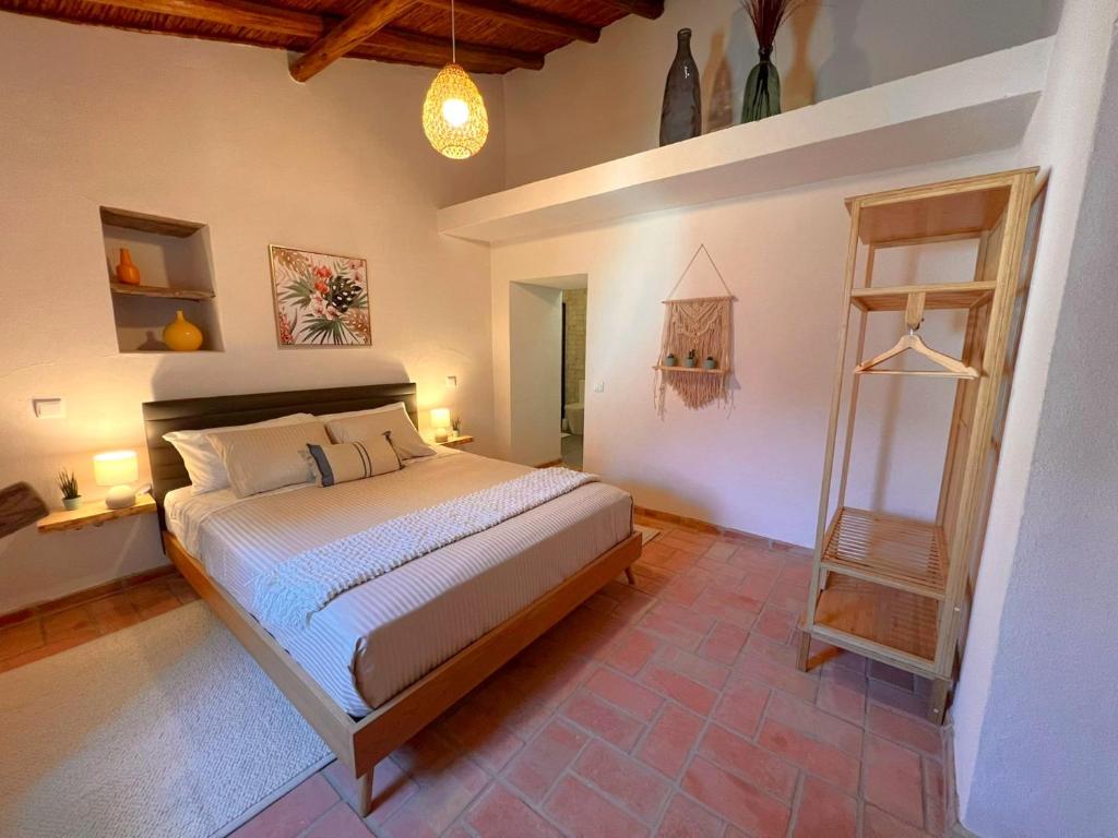 Un dormitorio con una cama y una escalera. en Vila Lobo Algarve, en Faro