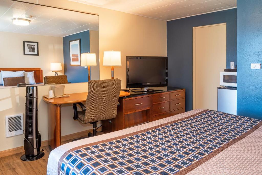 Postel nebo postele na pokoji v ubytování Riviera Inn