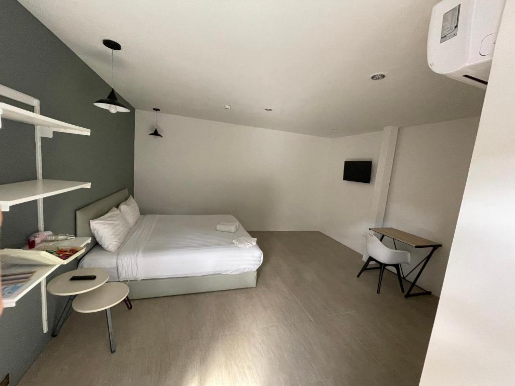 Postel nebo postele na pokoji v ubytování Phuket Muay Thai Hotel Rawai Beach