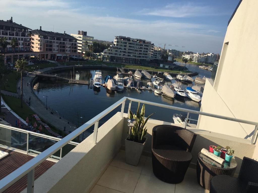 uma varanda com vista para uma marina com barcos na água em Departamento en La Bahia de Nordelta em Benavídez