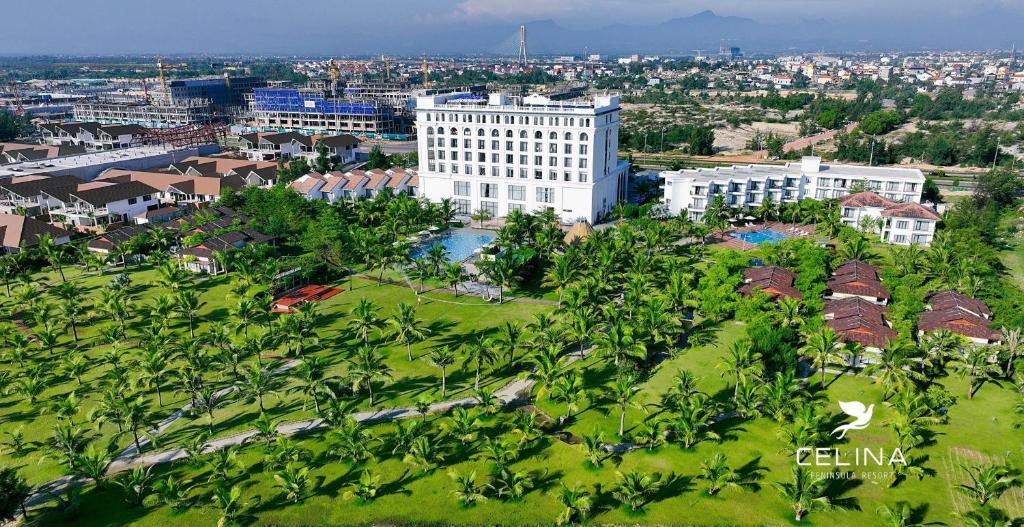 une vue aérienne sur une ville avec des bâtiments et des arbres dans l'établissement Celina Peninsula Resort Quảng Bình, à Dương Cảnh