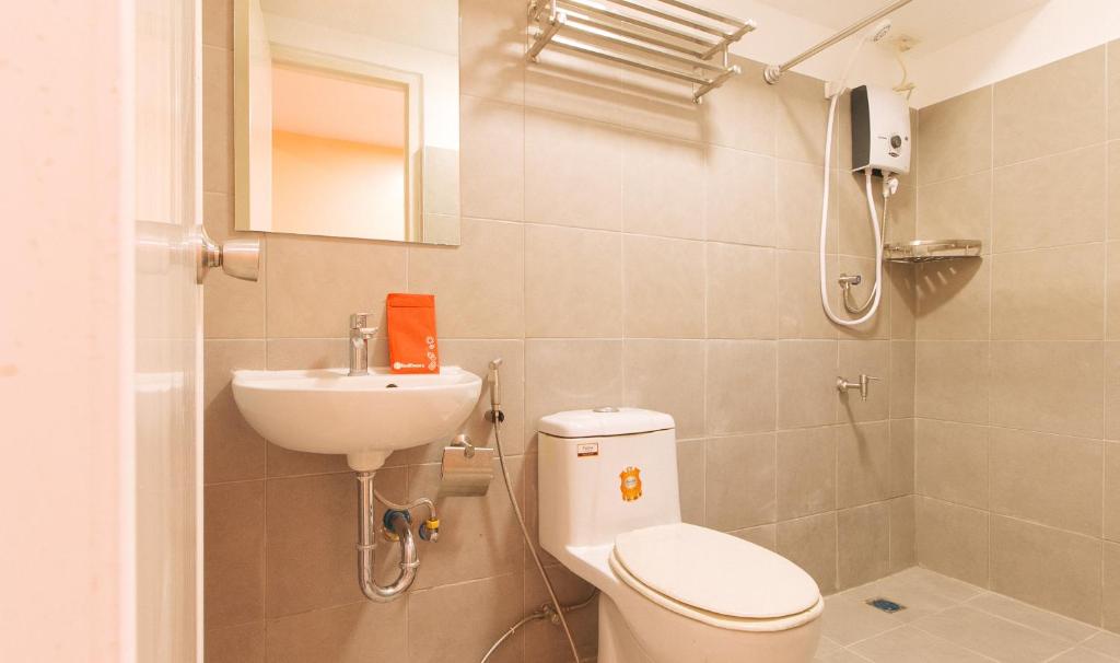 Koupelna v ubytování RedDoorz Plus @ Kaizen Suites Taft Avenue