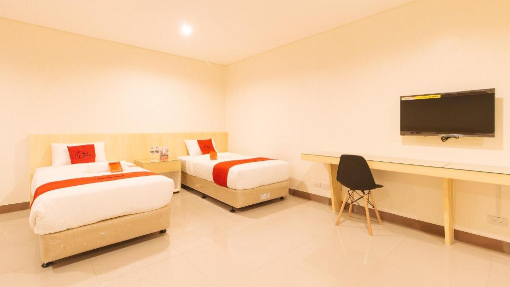 Postel nebo postele na pokoji v ubytování RedDoorz Plus @ Kaizen Suites Taft Avenue