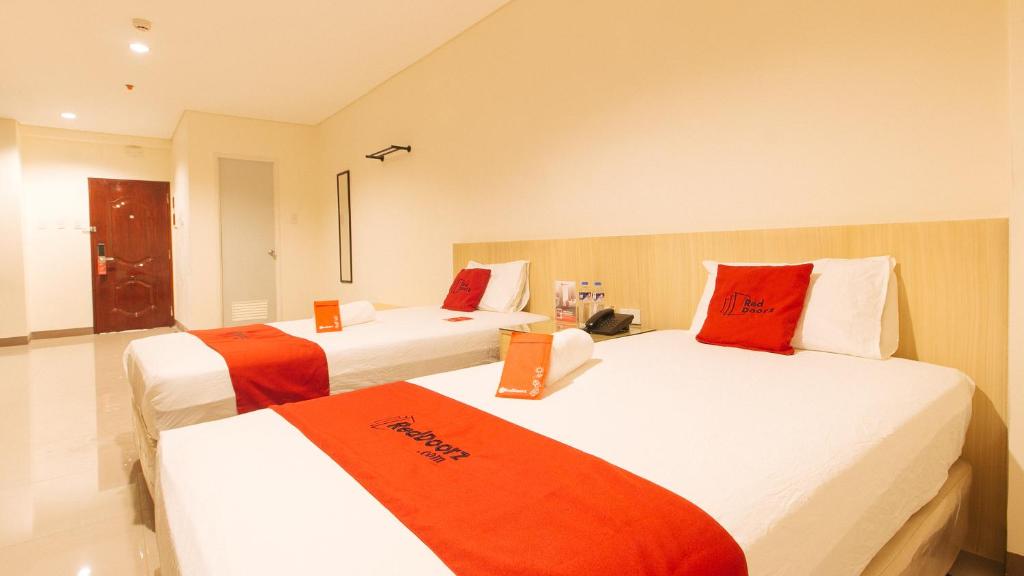 Postel nebo postele na pokoji v ubytování RedDoorz Plus @ Kaizen Suites Taft Avenue