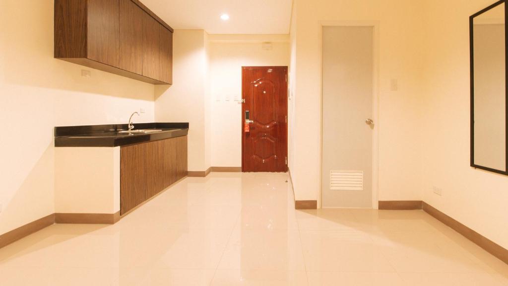 Kuchyň nebo kuchyňský kout v ubytování RedDoorz Plus @ Kaizen Suites Taft Avenue