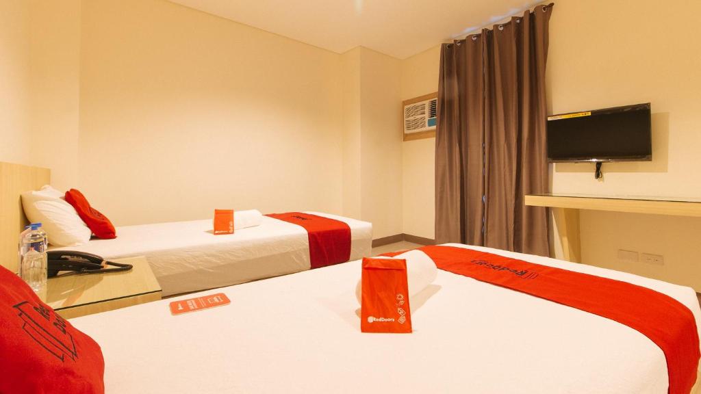 TV a/nebo společenská místnost v ubytování RedDoorz Plus @ Kaizen Suites Taft Avenue