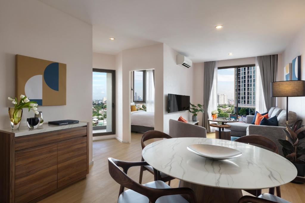 Khu vực ghế ngồi tại Oakwood Suites Tiwanon Bangkok