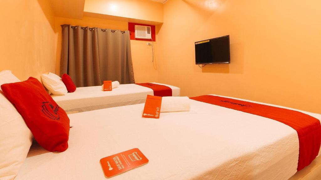 Postel nebo postele na pokoji v ubytování RedDoorz Plus @ Kaizen Suites Taft Avenue