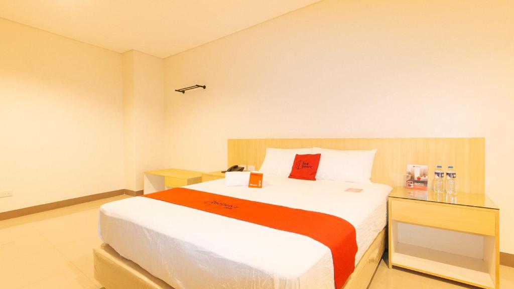 Postel nebo postele na pokoji v ubytování RedDoorz Plus @ Kaizen Suites Taft Avenue