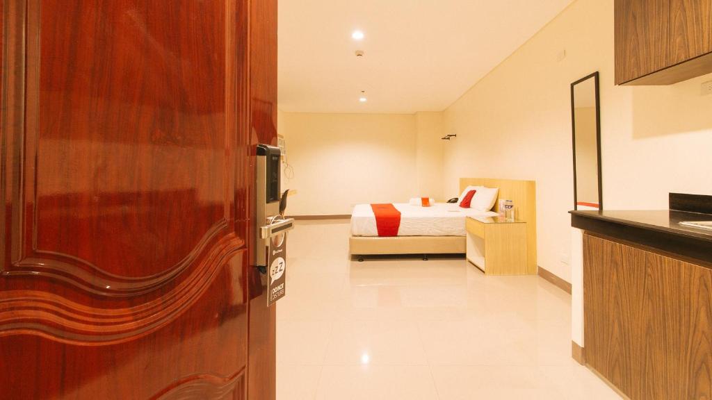 Postel nebo postele na pokoji v ubytování RedDoorz Plus @ Kaizen Suites Taft Avenue